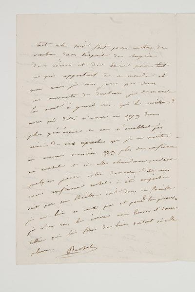 Élisabeth Rachel Félix, dite RACHEL (1821-1858) la grande tragédienne.Lettre autographe signée «Rachel», [décembre ? 1840]; 2 pages in-8 à son chiffre.Belle lettre au moment des répétitions de Marie Stuart de Pierre Lebrun (reprise le 22 décembre 1840 à la Comédie-Française).«Quelle lettre mon dieu ! et combien vous êtres égoïste. Comment vous ne voulez pas comprendre que mes études en ce moment me laissent à peine manger, que les répétitions de Marie Stuart se jettent avec avidité les unes après les autres, qu'il me faut être malade au lit pour obtenir le repos dont j'ai tant besoin encore car je souffre toujours et beaucoup au théâtre des fatigues et des émotions qui torturent»... Elle ne trouve aucun réconfort auprès de ses parents et de sa soeur Sarah, qu'elle sent comme alliés contre elle: «et vous ne voulez pas croire que tout cela soit fait pour mettre du sombre dans l'esprit, du chagrin dans l'âme et de haine pour tout ce qui appartient à ce monde. Ah mon ami, je vous jure que dans ces moments de douleurs je demande la mort à grands cris. Qui le croira ? Vous qui dites m'aimer un [peu] soyez donc plus généreux en ne m'accablant pas ainsi de vos reproches que je ne mérite en aucune manière, ayez plus de confiance en Rachel et si elle abandonne pendant quelques jours votre demeure dites-vous avec confiance Rachel a été empêchée soit par son théâtre soit dans sa famille. Je ne lui en veux pas et pour le lui prouver je m'en vais lui écrire une bonne et douce lettre»...