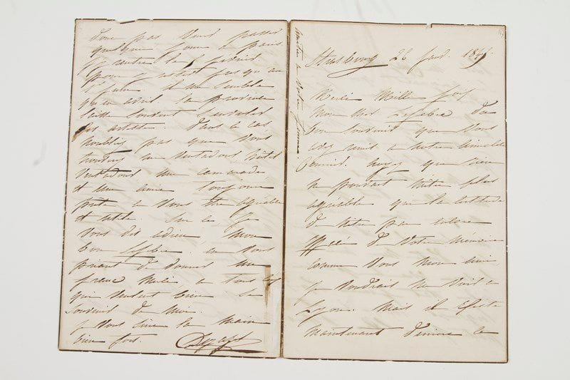 Virginie DÉJAZET (1798-1875) comédienne, «la reine du vaudeville».25 lettres autographes signées «Dejazet», 1840-1875; 50 pages formats divers, une enveloppe, 3 adresses (quelques rousseurs et réparations, traces d'onglets).5 mai 1840: elle cherche un appartement garni près du théâtre à Caen; elle est «horriblement fatiguée du travail que j'ai fait à mon théâtre depuis cinq mois et je compte bien ne pas m'achever à Caen en passant huit et dix heures au théâtre»... 1844, elle est à Saint-Quentin pour quelques jours... Strasbourg 26 janvier 1845, à son cher Lefebvre: elle ne peut retourner à Lyon «dont presque chaque rue me serait un souvenir ! et un regret. Sans doute mon ami, ma liaison avec le pauvre Émile était finie depuis longtemps lorsqu'il est parti pour Lille, et vous savez aussi bien que moi, quel en a été le motif. Je serais donc retournée à Lyon ne l'y trouvant plus, avec ce courage et cette philosophie, qu'il nous faut bien quelquefois à nous autres pauvres femmes ! mais devant une idée de mort je suis sans force, et je fuirai Lyon le plus longtemps possible»... Compiègne 31 août [1845], à M. Haquette: elle est à Compiègne, à la fin de son traité, et attend sa réponse pour savoir si elle peut aller à Caen... Compiègne 1er septembre 1845, au commissaire Leras à Ham: elle doit aller jouer à Soissons, à Senlis et à Compiègne... Lille 8 mai 1856, elle demande un «schall» à un couturier, qu'elle félicite pour ses charmants mantelets... Seine-Port [10 septembre 1856]: elle commande des coiffures à sa modiste Madame Léon... 9 mars 1861, au comte Walewski, pour «lui recommander particulièrement mon fils, et intercéder pour que votre protection, votre bonté si connue pour les artistes, s'étende un peu sur lui»... Clermont-Ferrand 21 mars 1873, à Mlle Delamain: «c'est un véritable rêve que d'espérer me suivre partout où je vais ! et irai !»; elle fait le compte des dépenses que cela coûterait; «si le maudit théâtre en plus de m'avoir ruinée ne m'avait point laissée