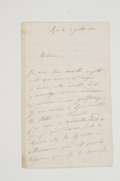 Élisabeth Rachel Félix, dite RACHEL (1821-1858) la grande tragédienne.Lettre autographe signée «Rachel», Lyon 5 juillet 1843, [à Juliette Récamier]; 4 pages in-8 (traces d'onglet). Belle lettre à Madame Récamier sur ses succès à Marseille.Elle arrive à Lyon, «très flattée de l'accueil que j'ai reçu à Marseille; tout ce que je puis désirer, c'est de trouver chez les Lyonnais un enthousiasme aussi vif pour la tragédie que chez les Marseillais. On m'avait dit que ceux-ci ne prenaient rien froidement ils me l'ont prouvé et je leur en conserve une sincère reconnaissance. D'autant plus que j'arrivais en concurrence avec les processions [...] c'est une concurrence redoutable chez une population aussi dévote ! Eh bien j'ai lutté sans trop de désavantage. Ma dernière représentation à Marseille m'a fait bien venir d'une grande partie de la société qui ne va jamais au théâtre, et qui avait consenti à faire en ma faveur exception à ses habitudes, aussi j'avais choisi Polyeucte et l'oeuvre du grand Corneille n'a pas eu moins de succès auprès des provençaux qu'auprès des concitoyens de cet illustre Poëte». Elle commence après-demain ses représentations à Lyon et espère pouvoir passer en Suisse le dernier mois de son congé: «ce voyage de santé m'est devenu indispensable car mon séjour à Marseille m'a laissée très fatiguée.» Elle prie sa correspondante de saluer son entourage, MM. de Noailles, Brifaut, Ballanche et Ampère: «Je ne vous parle pas de Monsieur de Chateaubriand, les journaux m'ont appris qu'il était aux eaux, j'espère que vous en avez de bonnes nouvelles»... Les Neuf Muses, 2005.