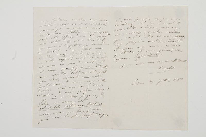 Élisabeth Rachel Félix, dite RACHEL (1821-1858) la grande tragédienne.Lettre autographe signée «Rachel», Londres 14 juillet 1851, à Alfred de Musset; 2 pages et demie in-8.Charmante demande d'une pièce de théâtre à Musset. [Le poète entreprendra pour elle Faustine, mais ce drame vénitien du XIVe siècle restera inachevé].Elle est sûre que Musset a oublié ses engagements avec elle: «ne dirait-on pas que vous étiez mon amant et que je vous ai demandé fidélité ? Eh bien vous êtes donc coupable car malheureusement pour vous vous n'êtes pas mon amant et j'ignore si vous faites cas de ce que la grrrande tragédienne vous a fait l'honneur de vous demander... allons allons si je m'embarque dans une lettre vous ne saurez plus ce que je vous veux»... Elle le prie de répondre à cette nouvelle demande: «Songez-vous à moi et à ne pas me laisser mourir sans avoir mâché prose ou vers n'importe pourvu que ce soit de vous. Voulez-vous établir une correspondance pour cette affaire ? ou bien pour une autre ? Je vous l'ai dit et vous le répète, je veux du de Musset il me faut vous ou de vous. Jamais je crois on ne s'est exprimé aussi clairement et avec si peu de mots, il est vrai que j'y ai mis le temps ceci est du Voltaire tout parlé que vous en semble mon noble gentilhomme ? avec une pareille citation n'ai-je pas le droit d'espérer de vous quelque chose ?»... Elle donne son adresse à Londres et insiste pour qu'il lui écrive «ou bien j'aurai pour vous le plus profond mépris. A quoi je sais ce que vous répondrez s'il ne vous plaît point de m'écrire; mais non, vous voudrez paraître meilleur que vous n'êtes et vous irez jusqu'à vouloir faire de l'esprit avec moi. Je vous y attends et vous promets une réponse Lyciscaïenne»...Librairie Les Autographes, 2004.