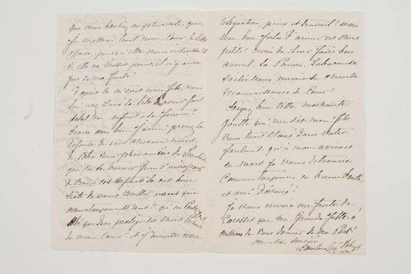 Léontine FAY, Madame VOLNYS (1810-1876) actrice, elle épousa (1832) le comédien Charles Volnys; après la Comédie-Française et le Gymnase, elle fit une belle carrière en Russie.Lettre autographe signée «Léontine Fay-Volnys», Saint-Pétersbourg 2 octobre 1852, à Jules Janin; 3 pages in-8, adresse.Elle écrit de Saint-Pétersbourg où elle est lectrice de la Tsarine Charlotte, épouse de Nicolas Ier. «Comme c'est gentil et plein de coeur à vous de vous souvenir de l'exilée ! Mon bon Jules, vous savez que toute recommandation qui vient de vous m'est chère et sacrée !» Elle s'occupera des intérêts de M. Hachet, mais le général Guedeonoff est en ce moment à Moscou. Son fils va bientôt être père: «prenez la défense de mes cheveux noirs, de votre vieux phénomène de Léontine, qui va se trouver grand-mère pour de vrai ! Ces enfants ont bien hâte de nous vieillir, nous qui avons toujours 15 ans !» Elle lui conseille de soigner «cette méchante goutte qui, me dit mon fils, vous tient cloué dans votre fauteuil, qu'à mon arrivée en mars je vous retrouve comme toujours en bonne santé et ami dévoué !»...On joint une l.a.s. de sa fille Mathilde Fay-Volnys à Jules Janin; plus une coupure de presse, son portrait, et une gravure représentant le bracelet offert à l'occasion de son bénéfice à Saint-Pétersbourg.Les Neuf Muses, 2005.