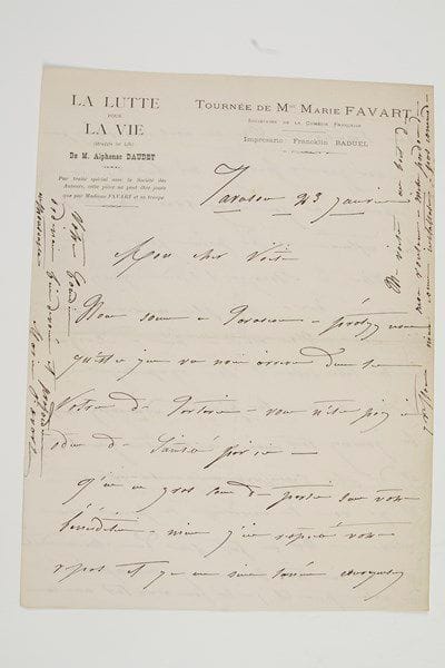 Marie FAVART (1833-1908) actrice, sociétaire de la Comédie-Française.4 lettres autographes signées «Marie Favart» (une «Marie»), [1890 et s.d.]; 9 pages formats divers, 3 à son chiffre. À une Princesse: «L'Impératrice assiste ce soir à la représentation, impossible d'avoir une loge»... Elle lui donnera des nouvelles de Laure et Pétrarque... Tarascon 23 janvier [1890], pendant sa tournée de La Lutte pour la vie d'Alphonse Daudet (en-tête de La Lutte pour la vie de M. Alphonse Daudet, Tournée de Mme Marie Favart), [à Alphonse Daudet]: «Mon cher Voisin, nous sommes à Tarascon, protégez-nous, qu'est ce qui va nous arriver dans la Patrie de Tartarin - vous n'êtes pas en odeur de sainteté par ici. [...] Le plus mauvais est passé je crois. Nous avons eu hier à Avignon une très belle salle et très sympathique»... Toulouse, 11 août: «On me gâte beaucoup, mais rien ne peut entrer en lutte avec ma chère Comédie F. et mes chers amis»... On joint une carte de visite autographe et une coupure de presse.