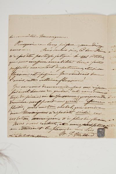 Maria-Felicia Garcia, dite Maria MALIBRAN (1808-1836) la grande cantatrice.Lettre autographe signée «M.F. Malibran», [Bologne 26 mars 1834], à E. Le Bon; 2 pages in-4, adresse.Charmante lettre pendant une tournée en Italie. «Pardon si je vous importune de si bonne heure; mais me trouvant levée aussi matin que 10 heures, je ne puis résister à l'entraînement de ma première pensée qui se porte vers Son Excellence. - J'avoue que nous étions tous inquiets en le voyant souffrir. Vous me direz: Comment ? appeine connaissez vous son Altesse et vous étiez inquiète... ! - Vous ne savez donc pas, Monsieur Lebon, que nous connaissons depuis bien long-temps ce bon Prince; que notre ami commun, que Piana, ne cesse de parler de son attachement pour son Excellence, et nous vante toutes ses grandes qualités. Nous ne pouvons nous empêcher d'éprouver (moi surtout) le délicieux je ne sais quoi qui plait, qui intéresse, qui entraîne et dont on ne se rend pas compte...... Nous éprouvons tous ses sentiments, avant et depuis que nous avons l'honneur de connaître Monseigneur». Elle veut savoir «si ce bon Prince n'a pas été trop fatigué de nos bêtises, que son excessive amabilité lui a fait supporter avec tant de patience, et si sa fluxion est passée. Je voudrais bien l'avoir, cette villaine fluxsion !» Elle ne demande pas une réponse écrite, «ni en personne, quoique cette dernière nous ferait un grand...issime plaisir; mais un oui verbal, qui voudra dire: Monseigneur n'a pas été séché par vos bêtises, Monseigneur n'a plus de fluxion. Nous serons contents et nous patienterons en attendant les plaisir de vous voir»... Elle a collé, à côté de sa signature, une petite vignette sur papier argenté à son effigie.