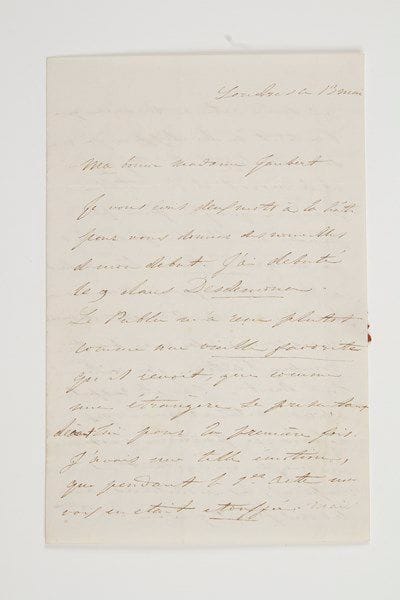 Pauline Garcia, Mme Louis VIARDOT, dite Pauline VIARDOT (1821-1910) cantatrice et compositrice, mezzo-soprano, soeur de la Malibran.Lettre autographe signée «Pauline Garcia», Londres 13 mai [1839], à Mme Caroline Jaubert, à Paris; 3 pages et demie in-8, adresse.Belle lettre sur ses débuts à Londres dans Otello de Rossini.«J'ai débuté le 9 dans Desdemona. Le Public m'a reçu plutôt comme une vieille favorite qu'il revoit, que comme une étrangère se présentant devant lui pour la première fois. J'avais une telle émotion, que pendant le 1er acte ma voix en était étouffée. Mais au second acte à mesure que l'intérêt se développe, je me suis développée le physique et le moral d'une telle manière que j'ai fini par penser au Public pas plus qu'au grand turc. On voulait à toute force que je recommence le grand air du 2d acte "che senania" mais comme cela aurait interrompu l'action j'ai continué tout droit. J'ai été rappelée après l'acte et quand j'ai reparu, le parterre s'est levé en masse en agitant ses drapeaux, ses mouchoirs, avec des cris frénétiques»... Ils voulaient encore le bis de la romance et de la prière au troisième acte, mais elle n'a pu les contenter à cause d'un détail de mise en scène. Rappelés après l'opéra, les interprètes ont été salués des mêmes cris et du même tapage... Elle pense rejouer vendredi, par ordre de la Reine... Elle se rappelle au souvenir de M. Jaubert, de Berryer, Musset, Barre, etc.Librairie Les Autographes, 2006.