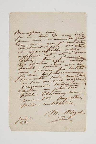 Marie PLEYEL (1811-1875) pianiste; née Marie Moke, elle fut fiancée à Berlioz, puis épousa (1831-1836) le facteur de pianos Camille Pleyel, dont elle divorça ensuite. Lettre autographe signée «M. Pleyel», jeudi 23, à un ami; 1 page in-8.«Mon affreux ami [...] je vous déteste cordialement pour vos atroces et inqualifiables oublis négligences etc, etc à mon égard. Oui ! j'irai manger des éperlans dans votre horrible société mais comme vous n'aimez pas les têtes je vous les réserverai. Ce sera votre seule nourriture et ma seule vengeance ! J'arriverai lundi ou mardi au plus tard. [...] Mille malédictions»...