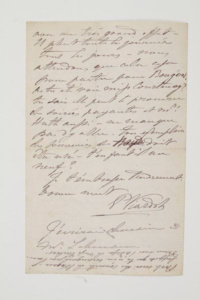 Pauline Garcia, Mme Louis VIARDOT, dite Pauline VIARDOT (1821-1910) cantatrice et compositrice, mezzo-soprano, soeur de la Malibran.Lettre autographe signée «P. Viardot», 50 rue de Douai, 21 mai [1877], à son fils Paul Viardot; 4 pages in-8 à son chiffre. Charmante lettre à son fils violoniste, dans laquelle elle raconte la vie quotidienne.Elle a envoyé à son «Paulichon» la Danse Macabre «arrangée pour violon et piano par Saint-Saëns. Il parait que cela fait très bon effet. [...] Quant à nous, c'est toujours le même train-train. La seule nouveauté, c'est l'arrivée de la tante Félix». Il y a eu un dîner avec Fauré et Godard: «on a déchiffré les horreurs de Matthison et Kiel ! une sonate et un trio [...] le public nous a hués ! Puis on a déchiffré le 1er morceau et le scherzo du 4or de Fauré et le 4or de Louise.» Marie Tayau est «impossible à table par ses manières et ses discours - elle a tiré la moustache à Fauré ! Marianne et Louise [ses filles] ont chanté à la Madeleine avec un très grand effet». Elle va partir pour Bougival... Elle le prie de lui parler des concerts de Wagner: «Je suppose que tu n'en manques pas un»... On joint un carton d'invitation à une soirée chez les Viardot (20 février 1875).