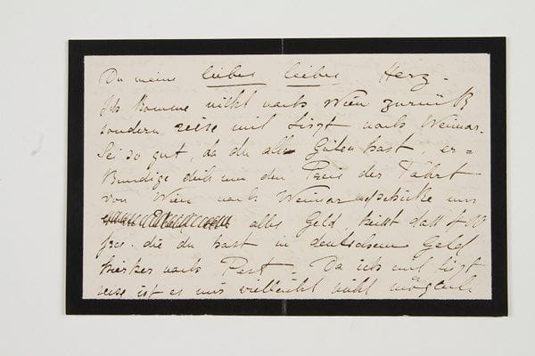 Marie Trautman, Mme Alfred JAËLL, dite Marie JAËLL (1846-1925) pianiste, compositrice et pédagogue.Lettre autographe signée «Marie», Budapest [1883 ?], à son «cher coeur» («Du meine liebes liebes Herz»); 2 pages oblong in-8 (deuil); en allemand.Elle ne rentre pas à Vienne, mais va voyager avec Liszt à Weimar. Elle prie de lui envoyer de l'argent allemand à Pest, à l'hôtel Frohner. «Comme je voyage avec Liszt, il ne m'est peut-être pas possible de te prévenir assez à temps de mon passage»...Les Neuf Muses, 2002.