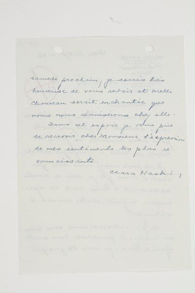 Clara HASKIL (1895-1960) pianiste d'origine roumaine.Lettre autographe signée «Clara Haskil», Paris 12 décembre 1954, [à Bernard Gavoty]; 1 page et demie in-8, en-tête Hôtel Cayré (trous de classeur et marque au feutre rouge).Elle le remercie pour son magnifique article: «Je ne peux assez vous dire que c'est à vous que je dois ce succès ascendant à Paris dont la répercussion se fait sentir aussi à l'étranger». Elle serait très heureuse de le voir avant son départ de Paris, chez Mlle Choureau...Librairie Les Autographes, 2007.
