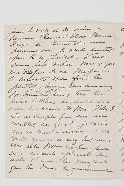 Mary Cassatt (1844-1926) peintre américaine.Lettre autographe signée «Mary Cassatt», Mesnil-Beaufresne [juillet 1898 ?, à Julie Pissarro]; 3 pages in-8 à son adresse.Organisation d'une vente pour aider la veuve du peintre Stanislas Lépine (1835-1892). Elle la prie de l'aider à «hâter la vente pour l'achat d'une rente viagère à Madame Lépine». Monet lui a «promis de donner un tableau», mais a dit à Vollard «qu'il l'enverrait quand M. Degas aurait donné ce qu'il a promit». Elle prie sa correspondante d'écrire à Monet ainsi qu'à Renoir que la vente ne dépend plus que d'eux: «Alors Monsieur Degas se hâterait et nous pourrions avoir la vente aussitôt après le 14 juillet. Vous saurez faire valoir mieux que moi auprès de ces Messieurs la nécessité d'en finir le plus tôt puisque vous connaissez Madame Lépine, tous les autres tableaux et pastel sont entre les mains de Monsieur Vollard. Je ne compte pas sur un résultat très grand, je crois que si nous arrivons à six mille francs ce sera tout, mais avec cela Mme Lépine peut avoir six cents francs de rente et avec les cinq cents que lui donne le gouvernement ce n'est plus la misère»... Elle ajoute: «Bien entendu il n'y a dans notre groupe aucun des peintres qui avaient formé un comité avec M. Gerard, marchand de tableaux, ceux-là ne se pressent pas, mais si Madame Lépine pouvait obtenir un tableau de Monsieur Harpignies pour réunire au notres cela ne ferait pas de mal pour le résultat». L'essentiel est d'agir vite afin que la vente puisse avoir lieu la semaine suivante...