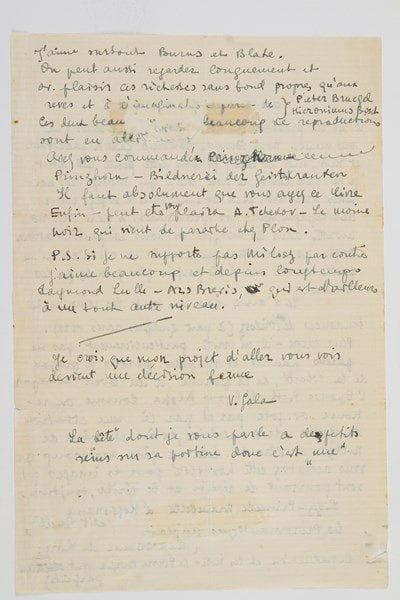 Gala DALI, née Elena Dmitrievna Diakonova (1894-1982) femme (1917) de Paul Eluard puis (1932) de Salvador Dali. Lettre autographe signée «V. Gala», [vers 1925 ?], à son ami Joë Bousquet; 2 pages petit in-fol. (déchirure réparée avec petit manque).Rare lettre sur sa vie avec Paul Eluard, et ses goûts littéraires.«Il est très probable que nous vivons plus seuls que vous même. Nous sommes toujours face-à-face Paul et moi, moi et Paul; parfois cette petite bête, dont je ne sais pas écrire le nom, mais qui mange les noisettes sur mon pied comme vous le voyez, nous accompagne dans nos promenades. À part cela les monstres dans les rues, ici avec nous et partout ailleurs. Enfin les montagnes que je déteste et qui n'ont qu'un faible mérite c'est d'être parfois plus grandes que les hommes. Je n'aime pas du tout les idées, ni les tendances de Milosz (à part quelques rares vers). Plus encore - il m'irrite particulièrement par ses pauvres et stupides paroles à propos de la liberté de la femme, d'un Dieu unique, l'Épouse Beth, l'Époux Alpha. Comme on retrouve [avec] joie par ci par là une citation de Goethe, de Baudelaire, de Poe et même de Nietzche, de Flamel. Cela me gêne beaucoup que vous acceptiez cette hostilité pour les images qui sont pourtant la réalité et la vérité, toujours»... Elle lui conseille plusieurs ouvrages (dont Hoffmann, Tchekhov...). Elle termine en l'assurant de son intention d'aller lui rendre visite et ajoute en note de fin de lettre: «La "bête" dont je vous parle a de petits seins sur sa poitrine donc c'est "une"».Librairie de l'Abbaye, 2005.