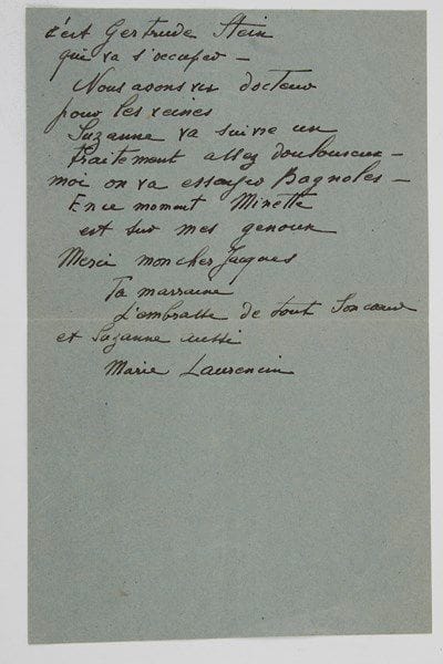 Marie LAURENCIN (1883-1956) peintre.Lettre autographe signée «Marie Laurencin», Paris 28 février [1945], à Jacques Berland à Rumilly (Haute-Savoie); 1 page et demie in-8, enveloppe.À son filleul de guerre après la Libération. [Prisonnier en Allemagne en 1940, Jacques Berland est encouragé dans ses projets de peinture par sa marraine de guerre, Marie Laurencin. Sur ses conseils, il s'inscrira une fois libéré à l'École des Beaux-Arts.]«Mon cher petit, j'ai reçu ton envoi - imagine notre joie, nous n'avons eu de tout l'hiver que ce que la répartition donne - et pas à comparer comme qualité. Aujourd'hui froid + 1. Hier un peu de neige. Cette après-midi à l'atelier réunion (américains français). J'ai une amie dont le frère a été tué au dernier bombardement de Royan qui reste seule avec une ravissante et merveilleuse propriété. Elle l'a offert aux Français pour les étudiants - ils n'ont pu l'accepter faute d'argent alors on va demander aux Américains s'ils en veulent pour les leurs. C'est Gertrude Stein qui va s'occuper. Nous avons vu docteur pour les veines. Suzanne va suivre un traitement assez douloureux - mais on va essayer Bagnoles»...