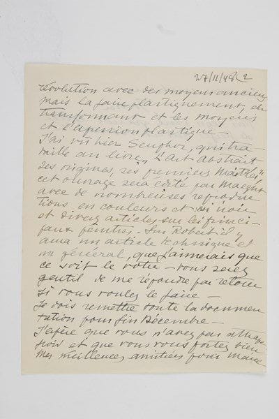 Sonia DELAUNAY (1885-1979) peintre; née Stern, femme (1910) du peintre Robert Delaunay (1885-1941).Lettre autographe signée «Sonia», 27 novembre 1948, à Joseph Delteil; 3 pages et quart in-4.À propos d'un article sur son mari Robert Delaunay.De retour d'un mariage, elle doit dénouer une situation difficile avec des transporteurs, liée à une exhumation qui doit avoir lieu le 2... «à part ça, je vous écris aujourd'hui pour vous demander si vous ne voudriez pas écrire sur Robert 2 pages (à la main) dans le sens que nous avons parlé dernièrement. Sa signification dans le temps et son omission volontaire actuellement dans l'époque trouble que nous vivons - comme j'écris à Cassou - dans les arts plastiques disait Robert - la révolution ce n'est pas de décrire ou représenter la révolution avec des moyens anciens mais la faire plastiquement, en transformant et les moyens et l'expression plastique. J'ai vu hier Seuphor, qui travaille au livre L'art abstrait des origines, ses premiers maîtres, cet ouvrage sera édité par Maeght avec de nombreuses reproductions en couleurs et en noir et divers articles sur les principaux peintres. Sur Robert il y aura un article technique et un général, que j'aimerais que ce soit le votre - vous serez gentil de me répondre par retour si vous voulez le faire - je dois remettre toute la documentation pour fin décembre»...Les Neuf Muses, 2002.