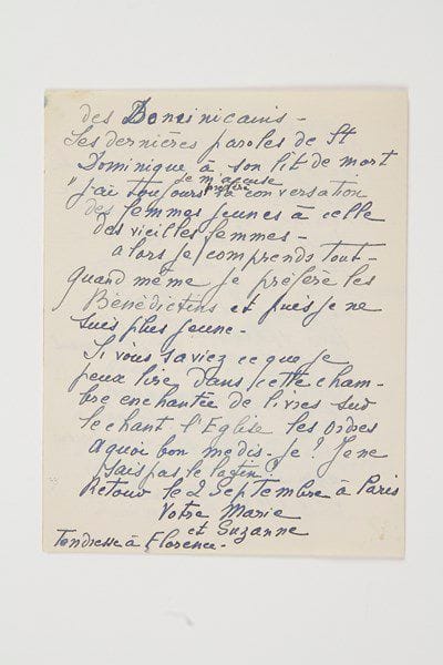 Marie LAURENCIN (1883-1956) peintre.Lettre autographe signée «Votre Marie», [Saint-Benoît-sur-Loire (Loiret)] 26 août [1952], à Jean Denoël; 4 pages in-12, enveloppe. Jolie lettre lors d'un séjour à Saint-Benoît-sur-Loire, qui conserve toute sa séduction: «la Basilique - les offices - l'hôtellerie - les demoiselles professeurs - les jardins - même un chien appelé Bandit parce que son père solognot a comme nom Staline. Oh ! la Sologne ! Nous y fûmes un Dimanche justement dans une ferme comme j'aimerais ce pays - le ciel - la terre - les moutons et sur la route les faisans - et puis les Solognots - très spéciaux parce qu'ils s'ennuient et aiment leur terre»... Elle ne connaissait pas la Sologne. «Pas encore été voir le chanoine Fleureau. J'habite en face - les femmes n'intéressent pas ces Messieurs-Prêtres. Quant aux Bénédictins comment Huysmans a-t-il pu pénétrer chez eux ? par l'abbé Mugnier ? Ils paraissent fermés inexorablement au monde évidemment le contraire des Dominicains. Les dernières paroles de St Dominique à son lit de mort "Je m'accuse j'ai toujours préféré la conversation des femmes jeunes à celle des vieilles femmes". Alors je comprends tout. Quand même je préfère les Bénédictins et puis je ne suis plus jeune. Si vous saviez ce que je peux lire dans cette chambre enchantée de livres sur le chant l'Eglise les ordres. A quoi bon me dis-je ? Je ne sais pas le latin»...Librairie Les Autographes, 2008.