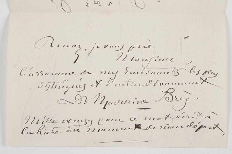 Madeleine Brès née Gebelin (1842-1921) première Française à obtenir le diplôme de docteur en médecine en 1875, pionnière de la puériculture.Lettre autographe signée «Dr Madeleine Brès» et lettre autographe, 1899 et s.d., [à Georges Montorgueil]; 3 pages in-8 et 2 pages in-18 sur sa carte de visite.De la Crèche 86 Rue Nollet 3 juillet 1899. Elle a été extrêmement occupée et n'a pu envoyer le petit travail demandé «et que je tiens à vous donner très complet». Elle est appelée en consultation dans un château aux environs d'Amiens mais sera de retour dans 48 heures: «Je vous enverrai aussitôt ce que vous désirez»...10 février, sur sa carte de visite Madame Madeleine Brès Docteur en Médecine de la Faculté de Paris, à l'adresse de la Crèche, École Populaire d'Hygiène qu'elle fonda aux Batignolles en 1893. Elle prie de passer une note dans L'Éclair: «B.M. Calamer est un estimable compositeur et sa femme est ma meilleure amie»...Les Neuf Muses, 2004.