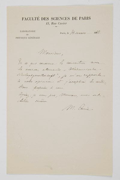Marie CURIE (1867-1934) née Maria Sklodowska, femme (1895) de Pierre Curie (1859-1906); physicienne d'origine polonaise, Prix Nobel de physique 1903, Prix Nobel de chimie 1911.Lettre autographe signée «M. Curie», Paris 14 mars 1910, [à l'éditeur Gauthier-Villars]; demi-page in-8 à en-tête Faculté des Sciences de Paris, Laboratoire de Physique générale.À propos de la publication de son Traité de radioactivité en Allemagne. [Le Traité de radioactivité paraît en France en 1910 chez Gauthier-Villars, en 2 volumes; il paraîtra en 1911-1912 en Allemagne.]«En ce qui concerne la convention avec la maison allemande "Akademische Verlagsgesellschaft", je m'en rapporte à votre opinion et j'accepterai les conditions proposées à vous»... Les Neuf Muses, 1999.