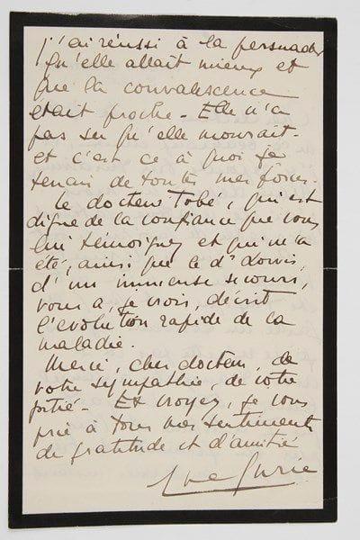 Ève CURIE (1904-2007) fille cadette de Marie Curie, dont elle fut la biographe; femme de lettres, propagandiste et combattante de la France Libre.Lettre autographe signée «Ève Curie», [Paris] 8 août 1934, à un docteur; 2 pages in-8 (deuil) à son adresse 36, Quai de Béthune.Émouvante lettre sur la mort de sa mère Marie Curie, survenue le 4 juillet au sanatorium de Sancellemoz en Haute-Savoie.Elle a été très émue par sa lettre et regrette d'y répondre si tardivement: «Depuis un mois j'ai été abattue, fatiguée, incapable de faire quoi que ce soit. Bien que ce dernier voyage de ma mère ait été tragique, et que j'en garde un souvenir affreux, je ne regrette pas de l'avoir transportée à Sancellemoz. Elle croyait que l'altitude et l'air pur lui feraient du bien, et jusqu'au dernier instant j'ai réussi à la persuader qu'elle allait mieux et que la convalescence était proche. Elle n'a pas su qu'elle mourait. Et c'est ce à quoi je tenais de toutes mes forces. Le Docteur Tobé, qui est digne de la confiance que vous lui témoignez et qui m'a été ainsi que le Dr Louis, d'un immense secours, vous a je crois décrit l'évolution rapide de la maladie»...