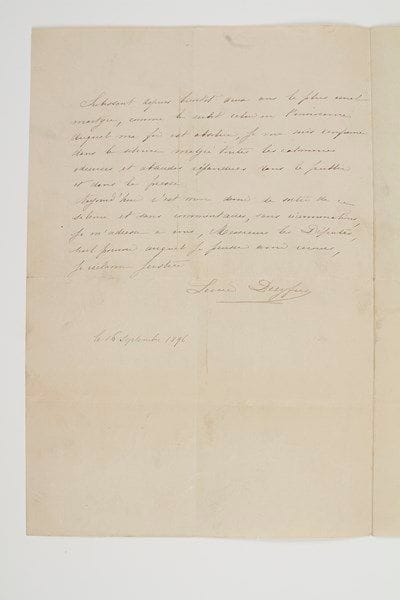 Lucie Hadamard, Mme Alfred DREYFUS (1870-1945) femme (1890) du capitaine Dreyfus.Lettre autographe signée «Lucie Dreyfus», 16 septembre 1896, à MM. les Députés; 1 page et demie in-fol. (lég. trace de colle).Début du processus de la révision du procès Dreyfus.L'Éclair a publié dans son numéro du 15 septembre qu'une «preuve, matérielle irréfutable» de la culpabilité de son mari, était aux mains du ministre de la Guerre, «qui l'avait communiquée confidentiellement, pendant le délibéré, aux juges du Conseil de Guerre dont elle avait formé la conviction sans que l'accusé ni son défenseur en aient eu connaissance»... Elle se refusait à admettre pareil fait, mais aucun démenti n'est venu de l'agence Havas. «Il est donc vrai qu'après des débats enveloppés du mystère le plus complet, grâce au huis clos le plus absolu, un officier français a été condamné par un Conseil de Guerre, sur une charge que l'accusation a produite à son insu et que par suite ni lui ni son conseil n'ont pu discuter. C'est la négation de toute justice. Subissant depuis bientôt deux ans le plus cruel martyre, comme le subit celui en l'innocence duquel ma foi est absolue, je me suis renfermée dans le silence malgré toutes les calomnies odieuses et absurdes répandues dans le public et dans la presse. Aujourd'hui c'est mon désir de sortir de ce silence et sans commentaires, sans récriminations, je m'adresse à vous, Messieurs les Députés, seul pouvoir auquel je puisse avoir recours, je réclame justice»...Vente 21-22 novembre 2006 (n° 446).