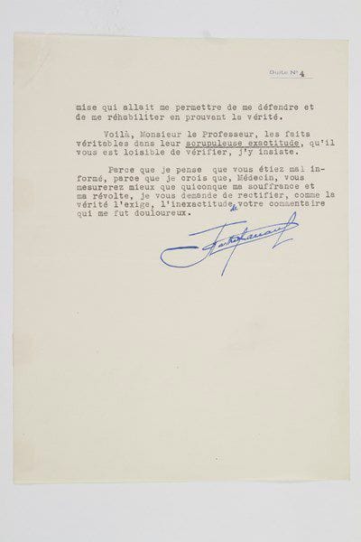 Marthe HANAU (1886-1935) «la Banquière des années folles», femme d'affaires qui fut impliquée dans un important scandale financier, elle se suicida.Lettre dactylographiée signée «Marthe Hanau», avec quelques ajouts autographes, Paris 14 février 1935, à Marcel Labbé, professeur à la Faculté de Médecine; 3 pages et demie in-4 à son en-tête Marthe Hanau.Rare lettre sur sa grève de la faim, dont le professeur Labbé a contesté la véracité dans un article de La presse médicale. [Incarcérée à la Prison Saint-Lazare en 1928 pour escroquerie financière et abus de confiance, Marthe Hanau entame une grève de la faim, puis s'évade de l'hôpital dans lequel elle a été transférée pour finalement regagner spontanément la prison. Elle sera libérée sous caution avant d'être à nouveau condamnée en 1934; elle se suicidera à la Prison de Fresnes l'année suivante.]«Vous avez commis une mauvaise action. [...] En ce temps où la calomnie et le mensonge règnent souverainement, vous ébranlez notre foi en la vérité scientifique. [...] Emprisonnée arbitrairement, ayant épuisé vainement et seize mois durant, tous les moyens en mon pouvoir pour dresser publiquement les preuves de l'inanité de l'accusation d'escroquerie dont on m'accablait, victime d'un véritable déni de justice [...] j'ai recouru au seul mode de suicide que la prison laissait à ma portée. Était-ce là manière de chantage, comme vous ne craignez pas de l'écrire ?»... Elle dément avoir accepté les piqûres nutritives et avoir jeûné partiellement: «Afin d'en avoir plus tôt fini, j'ai, moi, au contraire, adjoint à la grève de la faim, la grève de la soif, ce supplice sans nom. [...] les expertises officielles [...] établissent, sans contestation possible, que ma grève de la faim fut intégrale. Elle fut si mal supportée, Monsieur le Professeur, que, du propre aveu des praticiens, les accidents mortels menaçaient sous quarante-huit heures, lorsque sur leurs objurgations, je consentis à m'alimenter le 27ème jour, à Saint-Lazare, en vertu 