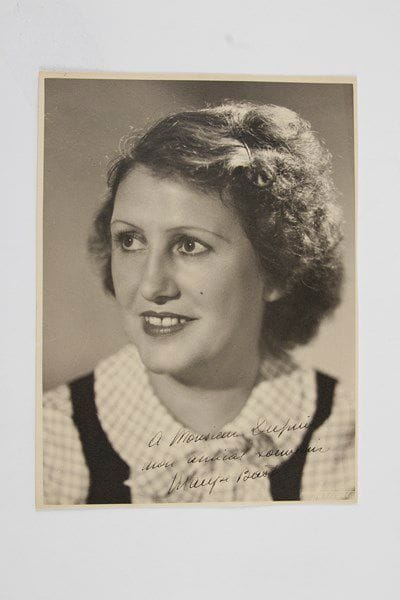 Marie-Louise Bombec dite Maryse Bastié (1898-1952) aviatrice. Photographie avec dédicace autographe signée «Maryse Bastié»; 23,5 x 17,5 cm, cachet encre rouge au dos Studio Harcourt.Portrait de l'aviatrice par le studio Harcourt: «À Monsieur Dupuis mon amical souvenir Maryse Bastié».