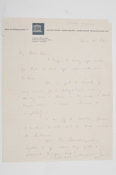 Indira GANDHI (1917-1984) femme politique indienne, Première ministre de la République d'Inde de 1966 à 1977, puis de 1980 à sa mort en 1984; elle était la fille de Nehru.Lettre autographe signée «Indira», Paris 15 juin 1961, à son «cher Ike»; 1 page in-4 à en-tête imprimé de l'Unesco; en anglais.[Nommée l'année précédente au Conseil d'administration de l'Unesco, elle est venue à Paris pour assister au congrès qui s'est tenu en mai 1961.]Elle remercie chaleureusement son ami pour la délicieuse soirée et la visite de Paris. Elle se rend à Londres, au Yémen et en Inde et ne reviendra pas à Paris avant l'automne...Galerie Arts et Autographes, 2002.