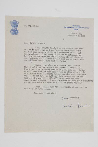Indira GANDHI (1917-1984) femme politique indienne, Première ministre de la République d'Inde de 1966 à 1977, puis de 1980 à sa mort en 1984, fille de Nehru. Lettre dactylographiée signée «Indira Gandhi» avec corrections et additions autographes, New Delhi 6 novembre 1964, à la journaliste Geneviève Tabouis; 1 page petit in-4, en-tête imprimé du Minister Information & Broadcasting India, petite vignette; en anglais.[À la mort de son père, Jawaharlal Nehru, en mai 1964, Indira Gandhi est nommée ministre de l'Information et de la Radio-télévision dans le gouvernement de Lal Bahadur Sastri].Elle remercie la journaliste française pour son message de bienvenue à l'occasion de son bref séjour à Paris. Elle est entretemps partie à Londres rencontrer des membres du nouveau gouvernement et regrette de n'avoir pas eu le temps de la voir. Elle a également dû se rendre à Belgrade et Moscou avant de rentrer en Inde il y a quelques jours; c'est une période très chargée et fatigante mais très intéressante. «Ce n'est pas à vous que je dois dire cela car vous-même avez mené une vie très occupée ces dernières années et vous n'avez jamais manqué un scoop». Elle se souvient de ce que ses dépêches et ses articles de fond représentaient pour eux durant la guerre...
