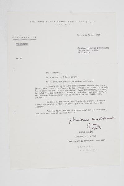 Gisèle HALIMI (née en 1927) avocate et député socialiste, militante féministe.Lettre dactylographiée signée «Gisèle» avec une ligne autographe, Paris 12 mai 1981, à l'amiral Antoine Sanguinetti; 1 page in-4 (trous de classeur). Deux jours après le triomphe de François Mitterrand aux élections présidentielles.«On a ga-gné... ! On a ga-gné. Mais, plus que jamais, le combat continue»... Elle a tenté de joindre Antoine par téléphone pour connaître son heure d'arrivée à Nice le 15: «Tu te souviens que tu dois participer (avec Bouchardeau, Lalonde, la C.F.D.T., les Radicaux Italiens et moi-même - qui préside -), à un Colloque International sur le thème: Le nucléaire, quel avenir ?» Elle lui suggère de prendre la parole sur le sujet Dossier politique: défense et choix de société... Elle ajoute de sa main: «Je t'embrasse socialistement».Traces écrites, 2010.