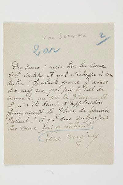 Marie Roche, dite Véra SERGINE (1884-1946) actrice; elle fut l'épouse du comédien Pierre Renoir, dont elle divorça, puis la compagne d'Henri Rollan.Lettre autographe signée «Vera Sergine», [1921]; 1 page in-8.«Des voeux ! Mais tous les voeux sont inutiles, et nul n'échappe à son destin ! Pourtant quand j'avais dix-neuf ans, j'ai prié le Ciel de connaître un jour la Gloire... et il m'a été donné d'applaudir furieusement La Gloire de Maurice Rostand ! Il y a donc quelquefois des voeux qui se réalisent.»