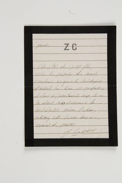Zulma CARRAUD née Tourangin (1796-1889) amie et égérie d'Honoré de Balzac avec qui elle entretint une belle correspondance; auteur d'ouvrages pour la jeunesse.3 lettres autographes signées «Z. Carraud», [1877 ?]-1884 et s.d., à divers; 8 pages et demie in-12 lignées à son chiffre (deuil), une enveloppe (1877).6 septembre, à M. Pernalet (?), en faveur d'une «pauvre marchande ambulante de gateaux», Mme Carré, née Clémentine Baron; elle raconte la situation de cette pauvre femme, dont le mari est parti pour les États-Unis, lui laissant des enfants à charge...Jeudi, à son «très cher petit fils», lui envoyant des papiers concernant des personnes «dignes d'intérêt»...Nohan 17 août 1884, à Monsieur Jacques. Elle le complimente pour ses «légitimes succès»: «je me dis qu'il se pourrait que les éloges d'une vieille femme qui a vu tant de choses ne seraient peut-être pas sans valeur pour un jeune garçon qui a si bien compris le rôle qui nous incombe dans ce monde, et auquel il se prépare en travaillant exceptionnellement. Ah qu'il sera beau ce rôle de chef de [famille] exercé prématurément ! être l'arbitre du bonheur de tant de personnes aimées et intéressantes !»...On joint 3 cartes de visite autographes et une photographie par Walery (format carte de visite).Charavay, 2001.