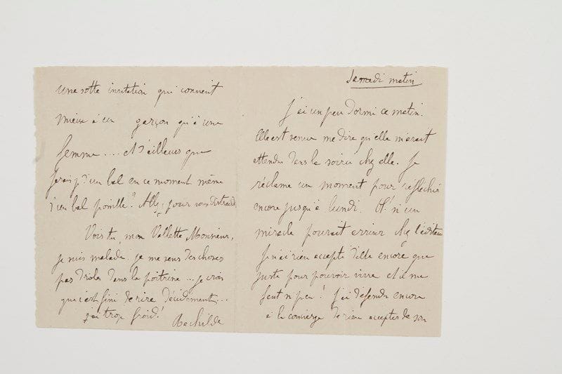Marguerite Eymery, dite RACHILDE (1860-1953) femme de lettres; elle épousa (1889) Alfred Vallette, directeur du Mercure de France.Lettre autographe signée «Rachilde», samedi matin [1888 ?], à Alfred Vallette; 4 pages in-12.Curieuse lettre à son futur mari.Elle a réussi à dormir un peu, demande à réfléchir jusqu'à lundi... «Songez qu'une fois partie je ne serai plus chez moi jamais. Savez-vous ce que c'est de n'être plus chez soi ? Puisque j'ai dormi c'est que je suis sauvée de mes terreurs d'y demeurer seule. Il est plus impossible que l'on revienne ici que là-bas... là-bas... Moi je lui reviendrai pour être alors le jouet absolu de sa volonté». Vallette peut charger Mme Pierre des lettres et des commissions qu'il souhaite. Elle lui envoie «une sotte invitation qui convient mieux à un garçon qu'à une femme... D'ailleurs que ferais-je d'un bal en ce moment, même d'un bal possible ? Allez, pour vous distraire. Vois-tu, mon Vallette Monsieur, je suis malade, je me sens des choses pas drôles dans la poitrine... je crois que c'est fini de rire décidément... J'ai trop froid !».On joint une pièce signée «Rachilde», Paris 21 novembre 1888, donnant procuration à Vallette pour s'occuper de l'édition de ses romans Le Mordu et Monsieur Vénus (1 page in-4 sur papier timbré).Vente 30 octobre 2001 (n° 227).