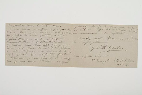 Judith GAUTIER (1846-1917) fille de Théophile Gautier, elle fut l'épouse de Catulle Mendès dont elle divorça; elle écrivit de nombreux ouvrages (poèmes, romans et nouvelles, théâtre).Lettre autographe signée «Judith Gautier», «au pré des oiseaux» Saint-Énogat (Ille-et-Vilaine), à un éditeur ou un directeur de revue; 3 pages obl. in-8 à son chiffre G. Elle s'excuse du retard de sa réponse: «Je voulais avancer un peu la nouvelle pour pouvoir vous fixer avec certitude l'époque où elle sera terminée. Ce sera, je l'espère, à la fin d'août ou dans les premiers jours de septembre. Je vous envoie un affreux à peu près du château dont j'ai besoin - cela gâte un peu l'effet de l'eau forte; mais ce château donnera un air tout à fait vraisemblable à l'illustration. Je voudrais aussi, dans celle que je vous renvoie, à la place du tout petit bateau qui est à l'horizon un navire de haut bord. Je crois que c'est très facile»...Charavay, 2001.
