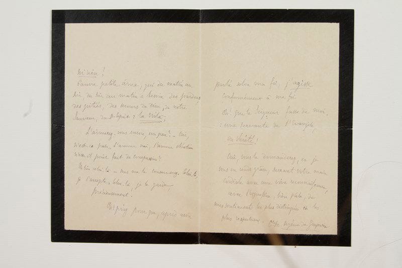 Valérie Boissier, comtesse Agénor de GASPARIN (1813-1894) femme de lettres suisse, auteur d'ouvrages sur le protestantisme, la liberté de pensée et l'égalité de l'homme et de la femme dans le mariage.Lettre autographe signée «Ctesse Agénor de Gasparin», Le Rivage près Genève 13 mars 1892, à un pasteur; 3 pages in-8 à son chiffre couronné (deuil).Elle le remercie pour l'envoi du journal L'Église libre: «La sympathie, si bienfaisante, que vous accordez aux Pensées, me va droit dans l'âme. Mais cette âme n'est pas ce que vous croyez. Ni grande, ni forte, ni belle, ni rien ! Pauvre petite âme, qui du matin au soir, du soir au matin a besoin des pardons, des pitiés, des secours de Dieu, de notre Sauveur, du St Esprit: la voilà. L'aimerez-vous encore, un peu ? - Oui, n'est-ce pas. L'amour vrai, l'amour chrétien n'est-il point fait de compassion ? Eh bien celui-là, vous me le conserverez. Celui-là, je l'accepte. Celui-là, je le garde, précieusement. Oh ! Priez pour que, après avoir parlé selon ma foi, j'agisse conformément à ma foi. Oh ! Que le Seigneur fasse de moi: une servante de l'Évangile, en vérité !»...