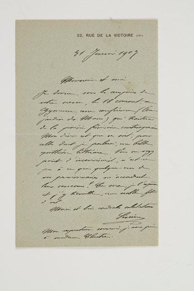 Caroline Rémy, dite SÉVERINE (1855-1929) femme de lettres et journaliste, révolutionnaire et féministe, amie de Jules Vallès.9 lettres autographes signées «Séverine», 1892-1925 et s.d.; 12 pages in-8.20 décembre 1892. Demande de places pour un spectacle. - Elle convie son correspondant à venir la voir le soir vers dix heures: «J'aurai fini mon article de L'Éclair, tandis que je dînerai - car j'en suis réduite à dîner à ces heures-là !»... 14 mai 1897. «Le prix de mes articles est, aujourd'hui, de trois cent francs. C'est ce que me les paie le Journal et je ne supposais pas le Gaulois moins riche»... Un éventuel rabais ne saurait «excéder l'ancien taux de mes chroniques chez lui, soit 175 frs»... 17 juin 1901. «Quand vous viendrez, vous serez la bienvenue - comme vous êtes la bien-espérée»... 1er mars 1905, remerciant pour un article dans Le Temps sur Jules Vallès et Gorki: «Je suis gênée pour vous dire ce que j'en pense; peut-être qu'un mot suffira: on ne se venge pas plus noblement»...1907, à Jules Claretie. 31 janvier. Elle donnera une conférence le 16 février au Gymnase sur la poésie féminine contemporaine: «Mon désir est que ce soit, pour celles dont je parlerai, une belle apothéose littéraire». Elle aimerait avec le concours de «quelques-unes de vos pensionnaires»... 4 février. Elle rectifie: «Ce n'est pas le théâtre du Gymnase qui organise la chose; il s'agit d'une conférence privée, d'une manifestation vraiment extraordinaire en l'honneur du génie poétique féminin». Et elle dresse la liste des poétesses (de Tola Dorian et Judith Gautier à Hélène Picard) et des comédiennes (de Marthe Mellot à Mme Le Bargy) qui les liront...14 mai 1907, à M. Houdin: «La bonne compagne de vingt-trois ans de ma vie, la chère et bonne fille qui m'avait donné tout son coeur et tout son dévouement vient de mourir. C'est vous dire quelle est ma peine et mon désarroi»... Pierrefonds 12 octobre 1925, à une collègue et amie, signalant quelques ouvrages pour un prix littéraire, dont La B