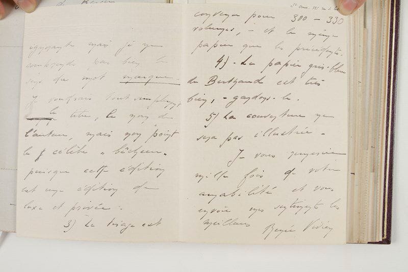 Pauline Tarn, dite Renée VIVIEN (1877-1909) poétesse.50 lettres autographes signées «Renée Vivien» ou «Pauline M. Tarn», 1905-1909, à Eugène Vallée (une à Désiré Lemerre); 75 pages la plupart in-8 ou in-12 (plusieurs à son chiffre ou aux violettes), dont 2 cartes postales, avec 6 adresses, montées sur onglets et reliées en un volume petit in-4, maroquin janséniste violet (dos passé), cadre intérieur de filets dorés, étui (Canape et Corriez).Importante correspondance au directeur de l'imprimerie Lemerre, pour la réédition de ses livres. Au cours de ses dernières années, Renée Vivien consacra beaucoup de temps à revoir et corriger ses poèmes. Il est donc ici surtout question de remaniements dans le choix et l'ordre des pièces, de modifications ou de suppressions, d'instructions pour le choix du papier, de la couverture d'Une femme m'apparut, d'épreuves pour Évocations, À l'heure des mains jointes, Brumes de Fjords, Cendres et Poussières, Les Kytharèdes, Du Vert au Violet...1905. [Été]. Elle donne ses adresses de juillet à août à Londres, Boulogne et Constantinople, et réclame des épreuves: «Il serait plus prudent d'envoyer les épreuves sous mon véritable nom à Constantinople». Elle a recopié l'annonce: «J'ai mis: À l'heure des mains jointes avant les Poèmes en prose parce que je voudrais que cet ouvrage parût d'abord»... Athènes. Elle souhaite tirer Évocations à 2000 exemplaires et demande de changer un vers au poème À la Sorcière avant de tirer... [Décembre]. Elle envoie ses voeux pour la nouvelle année, et «des couvertures pour la nouvelle édition de Une femme m'apparut. Vous avez le bon à tirer et cela n'a plus qu'à paraître»... 1906. [Janvier]. Elle envoie la couverture avec le bon à tirer et promet des épreuves des Mains jointes avant son départ pour Constantinople. Elle s'occupe des Poèmes en prose... [25 janvier]. Elle renvoie enfin les épreuves, «hélas, très embrouillées». Pour faciliter la tâche, elle a fait recopier à la machine à écrire les poèmes ajoutés a
