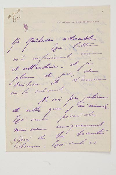 Pauline Tarn, dite Renée VIVIEN (1877-1909) poétesse. Lettre autographe signée «Ton boy Renée», [10 juillet 1906], à «Ma Maîtresse adorable» [Kérimé Turkhan Pacha]; 3 pages in-8 à son adresse 23, avenue du Bois de Boulogne, et une violette gravée (légère fente à la pliure).Brûlante lettre d'amour à sa maîtresse turque Kérimé.«Ta lettre m'a infiniment émue et attendrie, et je pleure de joie, de tristesse et d'amour en la relisant. Ne sois pas jalouse de celles que j'ai aimées. Toi seule possède mon coeur uniquement épris de ta beauté brune - Toi seule es mon regret, mon espoir, mon souvenir, mon extase et ma mélancolie - Toi seule existes. Ah ! tes yeux ! Ah ! tes lèvres ! Je vis si lentement, si lourdement loin de ce que j'adore !... Je passe des jours accablés, sans vouloir quitter la maison, et cherchant un coin sombre où je puisse me blottir afin de mieux rêver, afin de t'évoquer, plus précise. Pour moi, il n'est jamais assez d'ombre, assez de nuit... Et lorsque je te revois dans un songe, je maudis le réveil. Enfin, l'heure merveilleuse approche... Je te reverrai... Je te posséderai de nouveau... Tu seras mienne fatalement, inexorablement... Un cher et terrible destin nous lie, pour la douleur et pour la joie... Mon prochain livre sera tien, écrit pour toi, rempli de toi. Je ne puis écrire plus longuement. Des larmes, refoulées depuis longtemps, débordent... Je t'aime. Je n'aime que toi; Et je souffre, car l'on souffre de tant d'amour. Tu m'es chère infiniment, je te désire avec folie. Tu es mon amour prédestiné. Ton boy Renée».Ancienne collection Henri Ledoux (estampille, 14-15 décembre 1972, n° 145).