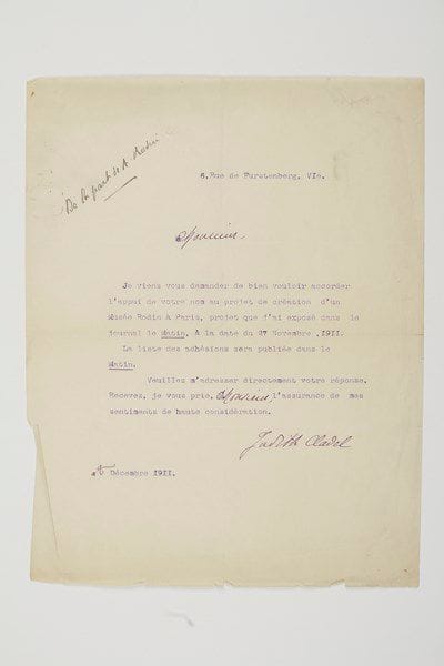 Judith CLADEL (1873-1958) femme de lettres, fille de Léon Cladel. Lettre signée «Judith Cladel» avec 2 mots autographes, Paris 26 décembre 1911; 1 page in-4 dactylographiée.Pétition pour la fondation d'un Musée Rodin.«Je viens vous demander de bien vouloir accorder l'appui de votre nom au projet de création d'un Musée Rodin, à Paris, projet que j'ai exposé dans le journal le Matin, à la date du 27 novembre 1911. La liste des adhésions sera publiée dans le Matin»... On a ajouté dans le coin supérieur gauche: «De la part de A. Rodin».[Dès 1907, Judith Cladel avait lancé une vaste pétition en faveur de la création du Musée Rodin, qui sera inauguré en 1919, après la mort du sculpteur.]