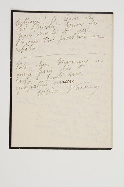 Hélène VACARESCO (1866-1947) poétesse franco-roumaine.Lettre autographe signée «Hélène Vacaresco», [Paris 28 mars 1916], à M. Amaudru; 7 pages et demie in-8, enveloppe.Belle lettre sur la Serbie et la Roumanie.Elle envoie, pour publication dans L'Information, le sentiment des Roumains sur les Serbes. La Roumanie a appris à admirer «le courage désormais légendaire de ses voisins serbes» depuis leur rôle dans la guerre balkanique contre la Turquie, rôle héroïque que les derniers événements ont poussé jusqu'au sublime, jusqu'au surhumain. Au matin du traité de Bucarest [10 août 1913], la justice et la bonté flottaient dans la lumière malgré les Bulgares furieux, et l'alliance du Serbe Pachitch et du Grec Venizélos synthétisait les symboles de ce jour-là... Aujourd'hui les cavales hongroises hennissent dans les plaines désolées de la Serbie et la population affolée cherche refuge en Roumanie. Roumains et Serbes font excellent ménage. «L'antique civilisation dont le Serbe a gardé en son âme des traces profondes, le rend un peu pareil à nous qui jalousement soignons nos traditions et nos lois. Une grande Serbie sera acceptable face à une grande Roumanie [...] C'est à travers la Serbie que nous aboutirons à l'Adriatique. C'est appuyée à nous qu'elle bravera le péril bulgare [...] Parler de l'héroïsme des Serbes paraît presque superflu tant il se dépasse lui-même en ce que l'histoire et l'épopée de ce peuple inouï nous ont conservé de son passé»... Elle termine sa lettre en évoquant la littérature serbe, «fort belle, rutilante de sang, pleine de clameurs guerrières», et en louant des poèmes déclamés par le roi Nicolas du Montenegro à Cetinjé... Vente 30 octobre 2001 (n° 241).