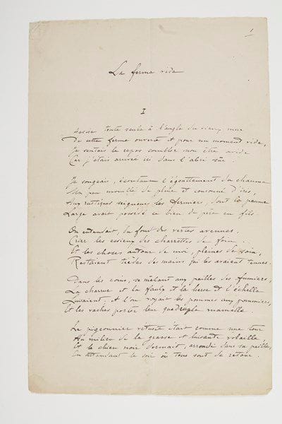 Lucie DELARUE-MARDRUS (1880-1945) poétesse.Poème autographe signé, La Ferme vide; 2 pages et demie in-fol. Beau poème de treize quatrains:  «Assise toute seule à l'angle du vieux mur  De cette ferme ouverte et pour un moment vide,  Je sentais le repos combler mon être avide  Car j'étais arrivée ici dans l'abri sûr»...Librairie Les Autographes, 2006.