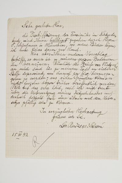 Lou ANDREAS-SALOMÉ (1861-1937) femme de lettres allemande, elle fut l'amie de Nietzsche, Rilke et Freud. Lettre autographe signée «Lou Andreas-Salomé», 15 mars 1932, [à Jacques Benoist-Méchin]; 1 page in-4, en allemand. Belle lettre sur Nietzsche, au traducteur de son livre sur le philosophe.Elle lui fera remettre au plus tôt «le déchiffrement des facsimilés dans le livre de Nietzsche». Mais elle rejette la proposition de reproduire une lettre: «Car les lettres de Nietzsche à moi sont déposées jusqu'à ma mort en lieu sûr, pour être publiées un jour en bloc; pour beaucoup de raisons, aucune ne pourra être publiée isolément avant. J'en suis vraiment désolée, car j'étais contente de la traduction de mon livre sur Nietzsche» [Nietzsche, traduit par Benoist-Méchin, Grasset 1932]...Librairie Les Autographes, 1999.