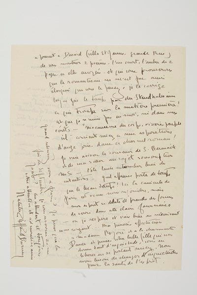 Natalie Clifford BARNEY (1876-1972) femme de lettres d'origine américaine, "l'Amazone" de Remy de Gourmont, elle eut de nombreuses amantes.Lettre autographe signée «Natalie Clifford Barney», Beauvallon (Var) 17 août [1932], à Jean Royère; 2 pages in-4, enveloppe. Au sujet de son projet de livre inspiré par sa liaison avec Liane de Pougy, Lettres à une connue.«N'anticipez pas trop "les lettres à une connue", impubliables - je vous l'assure - à moins qu'elles ne figurent dans une série de tomes plus tard, et qui débuterait par quelque chose qui attire l'attention et demande une suite: notre jeunesse écrite avec notre jeunesse me semble insupportable, mais peut-être n'aimerai-je pas d'avantage l'oeuvre que je suis en train de méditer à présent - et qui ne vaudra guère mieux ? "La Troisième" et "l'Adultaire ingénue" ne me semblent que des anneaux d'une longue chaîne - de la vie des amants - ou de la vie tout simplement»... Elle a prié la jolie Mme Gentien de montrer à Royère deux poèmes qu'elle lui a envoyés naguère, «et qui vous prouveront que le romantisme ne m'est pas aussi éloigné que vous le pensez, je le corrige lorsque j'ai le temps par du stendhalisme ce qui trompe sur la matière première ! Et que je n'aime pas en moi, ni dans mes écrits - "mécanisme du corps, visières peuple vil" convient mieux à mes aspirations d'ange pris dans ce charnel roman !»...Librairie Les Autographes, 2002.