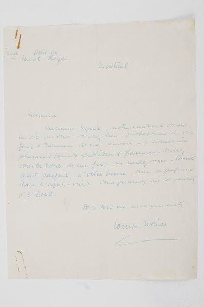 Louise WEISS (1893-1983) militante féministe, journaliste et écrivain. Lettre autographe signée «Louise Weiss», Montréal Jeudi [1946 ?]; 1 page in-4 (petite trace de rouille).«Monsieur Négrier, notre éminent consul, me dit que vous voudrez bien probablement me faire l'honneur de me recevoir. Je représente plusieurs grands quotidiens français, auriez-vous la bonté de me fixer un rendez-vous ?»... On joint sa carte de visite.