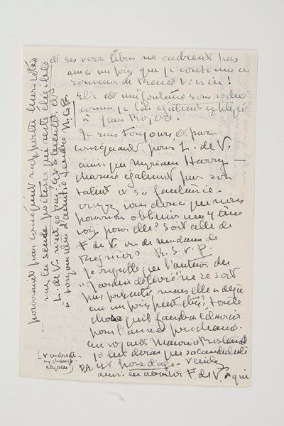 Natalie Clifford BARNEY (1876-1972) femme de lettres d'origine américaine, "l'Amazone" de Remy de Gourmont, elle eut de nombreuses amantes.Lettre autographe signée «N.C.B.», Paris 24 mai 1949, [à la poétesse George Day]; 3 pages et quart in-8.Longue et intéressante lettre consacrée à l'organisation du Prix Renée Vivien.Elle prie sa «chère et précieuse amie» de venir la voir en juin avec Marie Laurencin, «d'ici là j'irai voir les livres de vers déposés chez vous». Elle exclut la poétesse D. A., «car elle a une soixantaine d'années bien sonnées [...] Et Louise de V. [Vilmorin] qui approche de la cinquantaine est notre extrême limite». Elle rejette aussi Anne Fontaine, déjà primée par l'Académie: «et entre nous, son style et ses vers libres ne cadrent pas avec un prix que je continue en souvenir de Renée Vivien». Elle évoque différentes candidates et marque nettement sa préférence pour «L. de V. [Louise de Vilmorin], ainsi que Myriam Harry - charmée également par son talent et sa fantaisie». Elle aimerait obtenir une 4e voix pour elle, soit celle de Foulon de Vaulx ou de Marie de Régnier; mais elle regrette que «l'auteur du Jardin délivré [Lucienne Desnoues] ne se soit pas présentée». La seule poétesse éligible reste donc Louise de Vilmorin... Et elle rappelle les principes liés à ce prix, non sans autorité: «Formulons bien à la réunion de 7 juin que je continue le prix Renée Vivien selon les statuts déjà convenus: pour une poétesse encore jeune et d'une carrière ascendante et qui écrit en vers réguliers - plus ou moins - et non encore primée [...] Quant à M. Rostand les femmes n'ont évidemment pas d'âge pour lui ! Et si on fait une exception pour Lucie Delarue-Mardrus c'est - comme je l'écris dans ma présentation [...] - parce que c'est R. V. [Renée Vivien] elle-même qui sembla la désigner ainsi et exceptionnellement»...Les Neuf Muses, 2002.