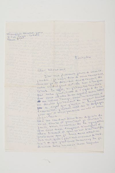 Françoise Lilar, dite Françoise MALLET-JORIS (née en 1930) romancière belge.2 lettres autographes signées «Françoise Mallet» et «Françoise Mallet-Joris», Paris 1955-1958; 2 pages et demie in-4 chaque.Belles lettres sur ses romans à un critique.12 février 1955, à propos de son second roman La Chambre rouge. Elle le remercie de son article des Nouvelles littéraires, mais dans lequel elle devine une hostilité qui la peine d'autant plus qu'il renvoie une fausse image d'elle-même qui la poursuit depuis Le Rempart des Béguines. Elle partage son «hostilité vis-à-vis des jeunes filles monstres de la littérature actuelle [...] je ne déteste rien tant qu'une réputation de précocité, un personnage d'ingénue perverse que certains aiment à m'imposer, à imposer à toutes les jeunes filles qui commencent une carrière littéraire. Je ne suis ni ingénue, ni perverse; j'ai vingt-quatre ans, un enfant», et si elle reconnaît qu'elle n'est qu'au début de sa carrière, elle n'est plus au tout début de sa vie. «Je n'essaye en aucune façon d'établir avec d'autres romans une surenchère scabreuse. J'ai voulu décrire l'expérience d'une héroïne certes antipathique, mais qui pendant un instant entrevoit la vérité de l'intégrité de l'amour, qui pourrait se sauver, sauver un autre être, si elle renonçait aux vanités creuses qui font sa vie. Ce faisant, je croyais décrire un échec, lamentable entre tous [...] mais si écoeurantes que paraissent à juste titre ses erreurs [...] mon héroïne cependant reconnaissait elle-même s'être trompée, et il me semblait que la clarté, que la vérité, ne sortaient pas souillées de ce livre»....8 octobre [1958], à propos de son roman L'Empire Céleste (Prix Femina 1958). «Le thème que j'avais voulu traiter dans L'Empire céleste [...] est celui que je poursuis depuis Le Rempart [des Béguines], celui de l'erreur sur la personne, qu'il s'agisse de soi ou des autres, d'une erreur volontaire ou involontaire. Pour Stéphane il s'agit d'une erreur presque involontaire, pour Henr