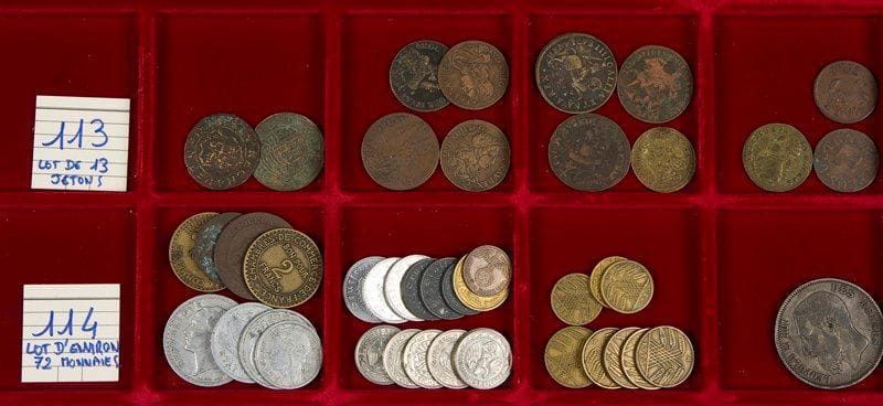 LOT de 13 jetons en cuivre ou laiton: Moyen-Age, Louis XIII et Louis XIV, Nüremberg et divers. - Etats médiocres.
