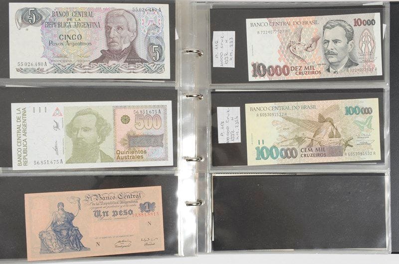 LOT d’environ 261 billets, la plupart en état NEUF ou SPL (sauf les billets anciens du Mexique TB et TTB),  - principalement des pays suivants: Haut-Karabakh, Russie, Roumanie, Serbie, Bohème-Moravie, Pologne,  - Formose, Allemagne, Lituanie, Sibérie, Monténégro, Autriche, Croatie, Belgique, USA, Slovaquie, Cuba, Brésil,  - Birmanie, Grèce, Hongrie, Tchécoslovaquie, Mexique, Costa-Rica, Jamaïque, Haïti, San Salvador, Argentine, Guyane. - Collection contenue dans un album à feuilles plastique de rangement.