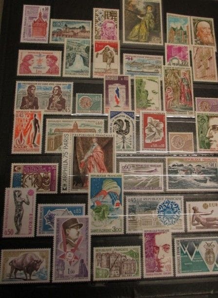 Collection de timbres France dans deux albums in-4 dont un in-8 sur l'aviation.