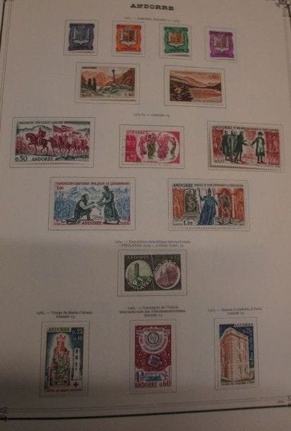 Douze albums de timbres dont France, Andorre, Polynésie, Laos et documentation timbres perforés de France.