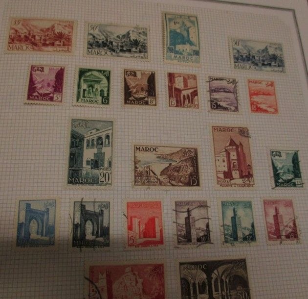 Huit albums de timbres tous pays dont Colonies Françaises et Sarre Danzig.