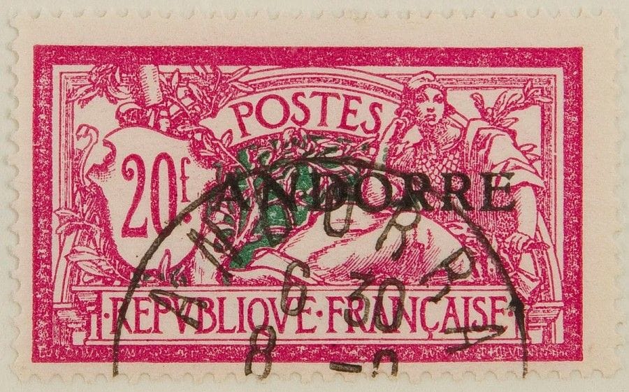 Trois albums de timbres Monaco, Andorre et Terres Australes.