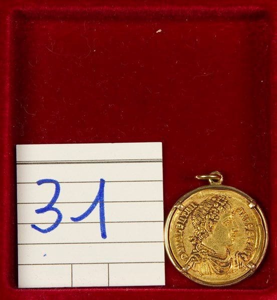 VALENTINIEN I (364-375). Solidus frappé à Antioche, en Or.  - L’Empereur debout à g. tenant le labarum et la Victoire, Fr.881, Cohen. 28. Monté avec un pendentif en métal. - TTB