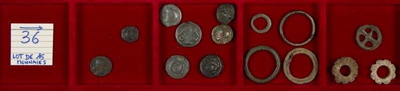 LOT de 15 monnaies gauloises: 2 en bronze, 6 en potin, 7 rouelles en potin ou alliage (4 rouelles-anneaux,  - 1 à 4 rayons, 2 tronconiques à cabochons). - B et TB